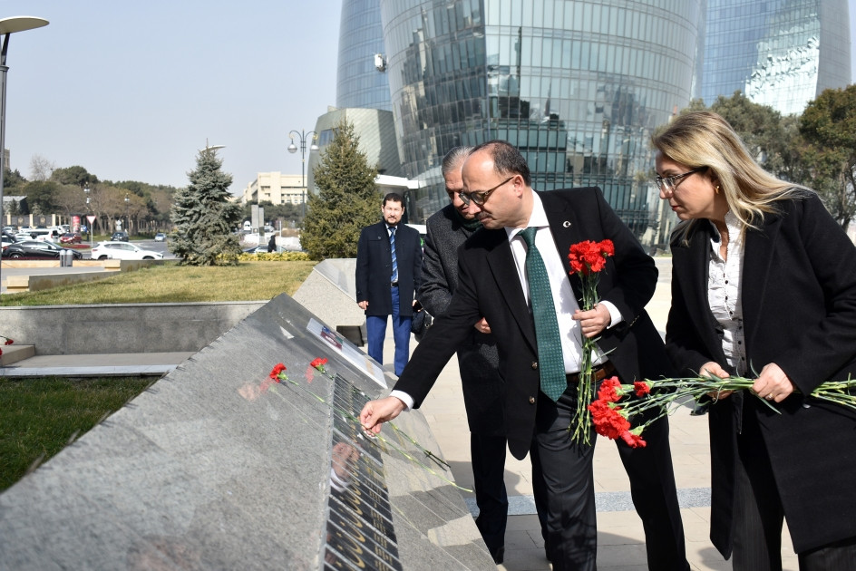 News about - TURKPA meeting participants visit Alley of Martyrs in Baku