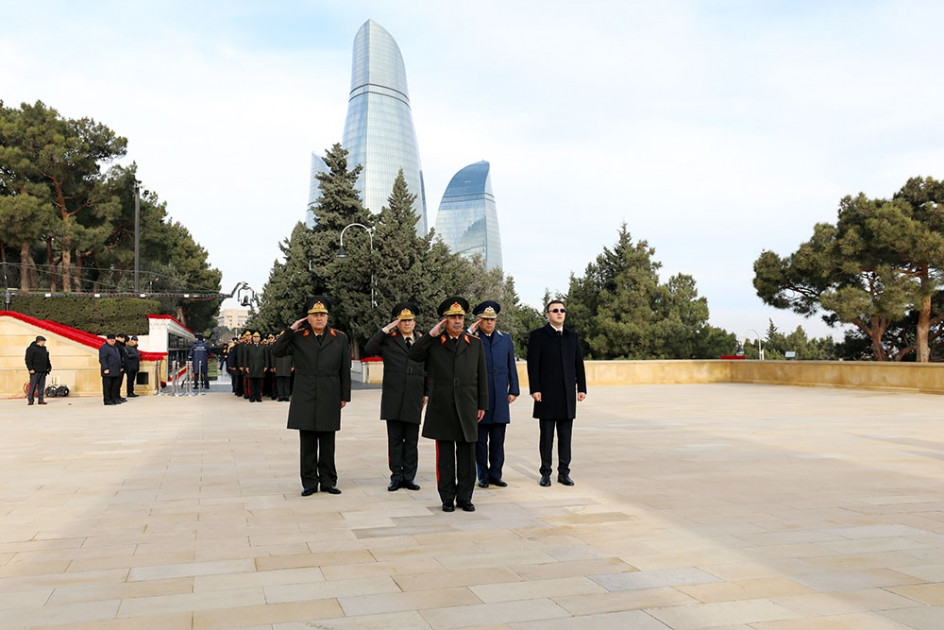 News about - Azerbaijani Defense Ministry’s leadership visits Alley of Martyrs