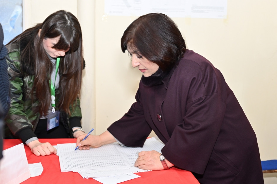 193034-0106309.jpg + Azerbaijani parliament speaker votes in presidential election News about - Azerbaijani parliament speaker votes in presidential election