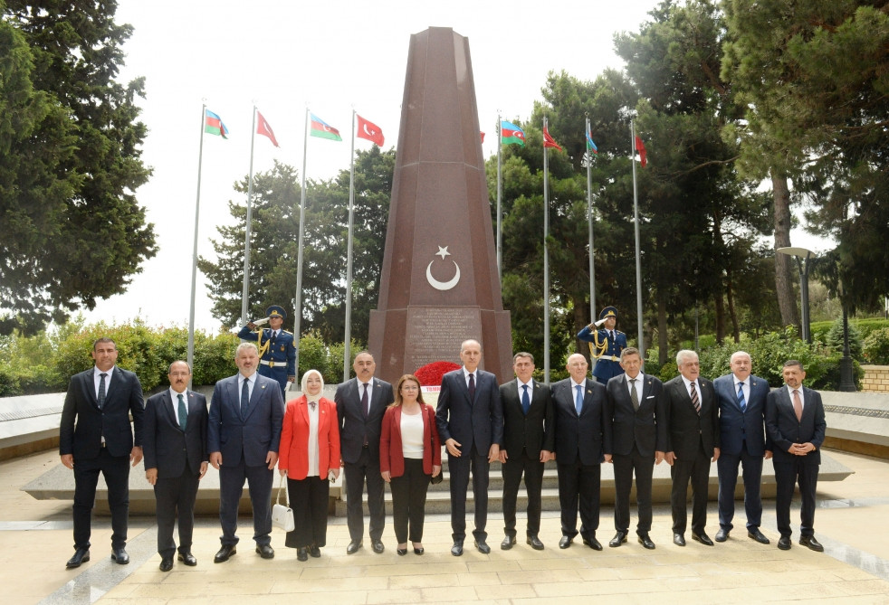 186558-0644620.jpg + Turkish parliament speaker pays respect to Great Leader Heydar Aliyev and Azerbaijani martyrs News about - Turkish parliament speaker pays respect to Great Leader Heydar Aliyev and Azerbaijani martyrs