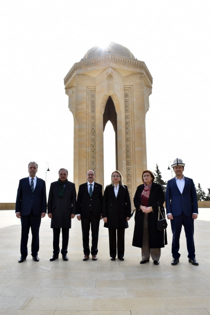 News about - TURKPA meeting participants visit Alley of Martyrs in Baku