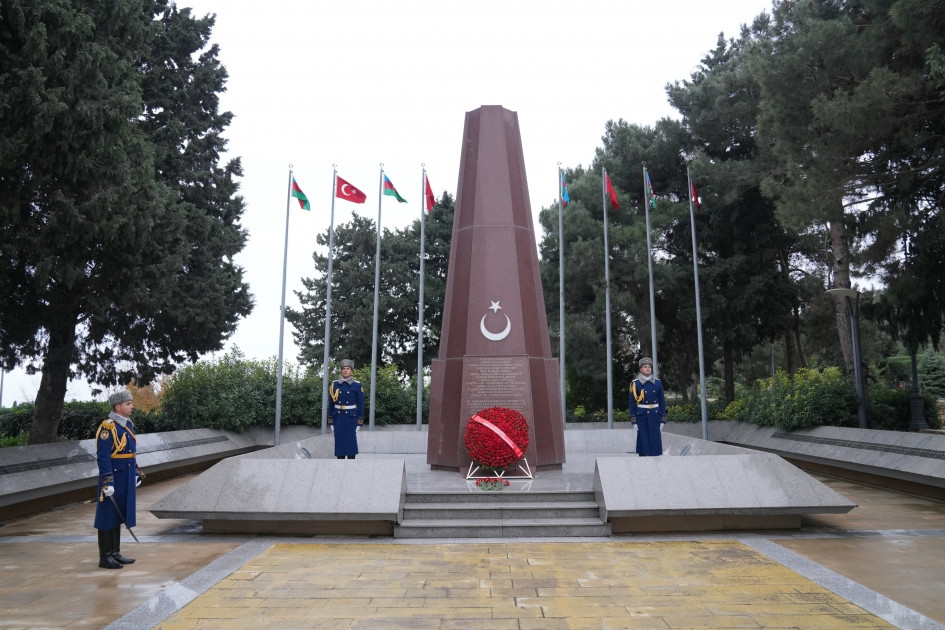 191522-0551614.jpg + Turkish FM pays tribute to Great Leader Heydar Aliyev and Azerbaijani martyrs News about - Turkish FM pays tribute to Great Leader Heydar Aliyev and Azerbaijani martyrs