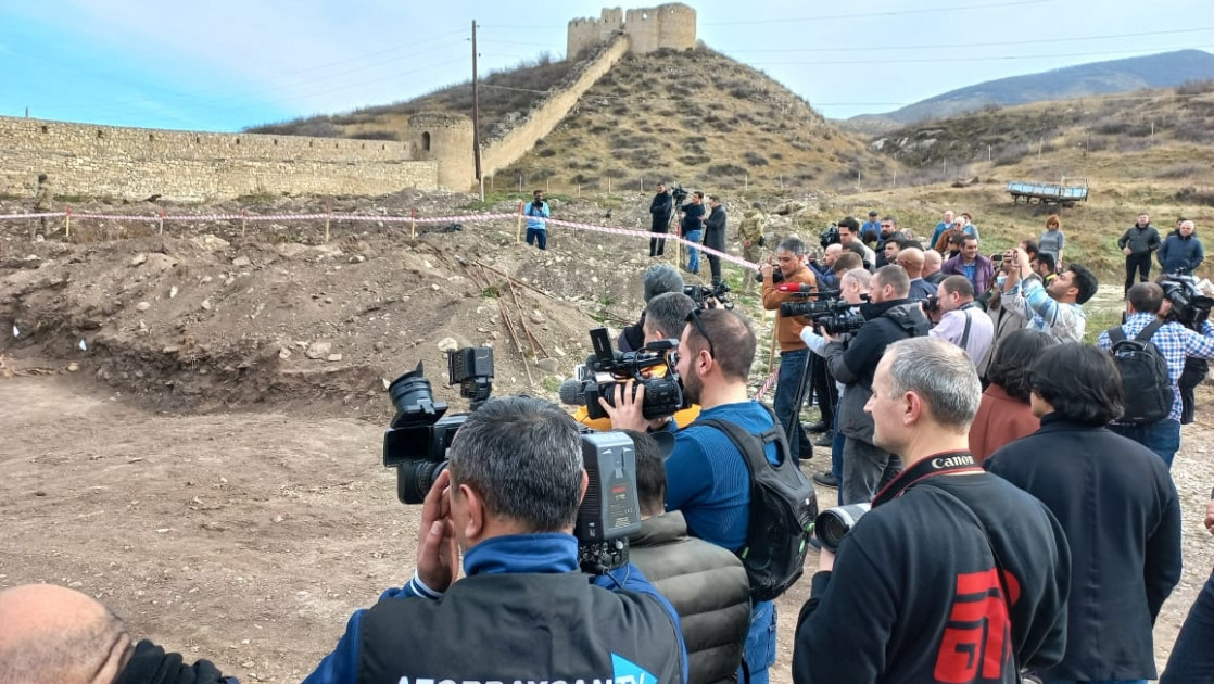 193132-0741996.jpg + Azerbaijan discovers mass grave in liberated Khojaly (PHOTO) News about - Azerbaijan discovers mass grave in liberated Khojaly (PHOTO)