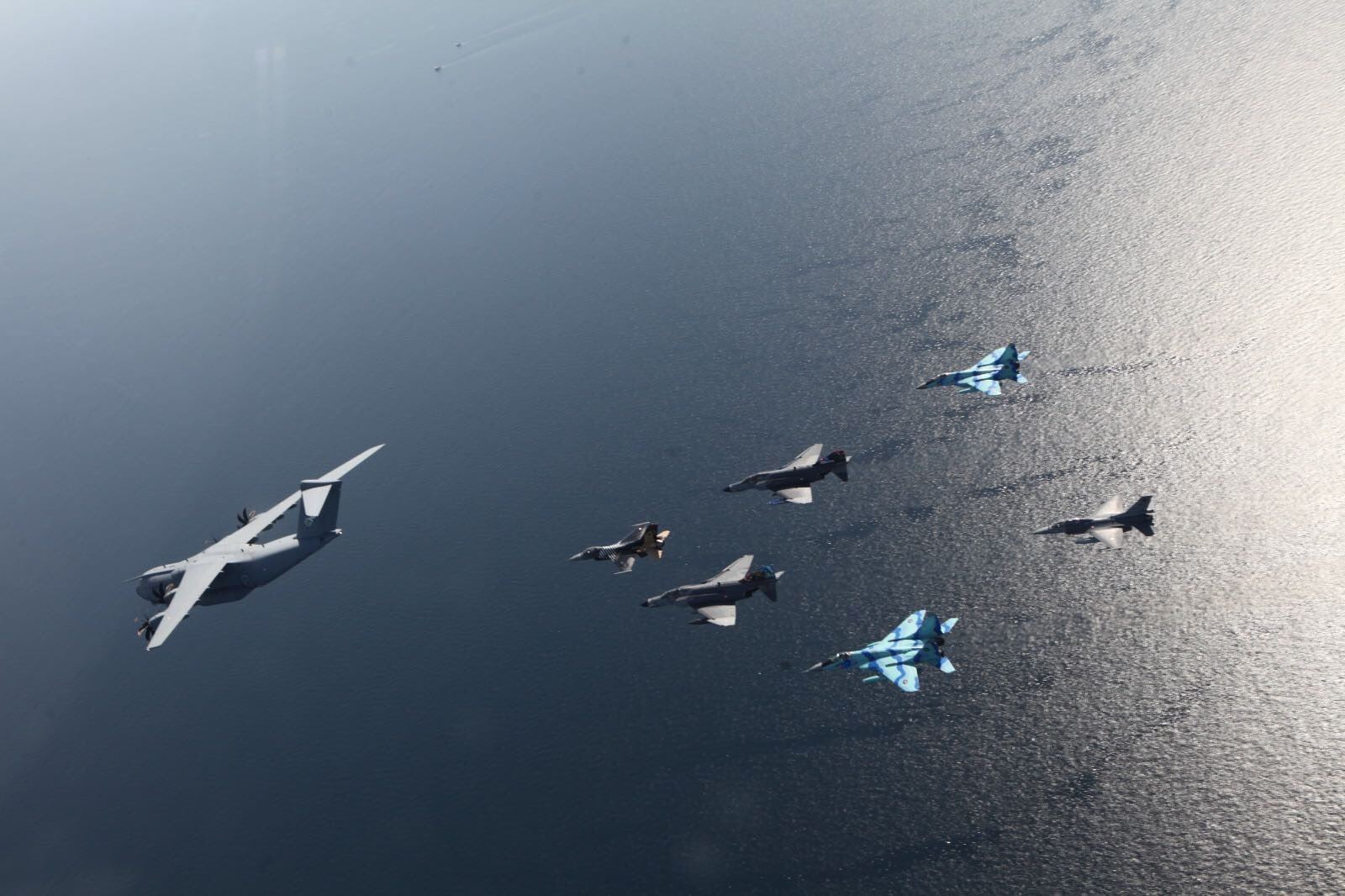 News about - Turkish, Azerbaijani fighter jets perform welcome flight over Bosphorus (PHOTO)