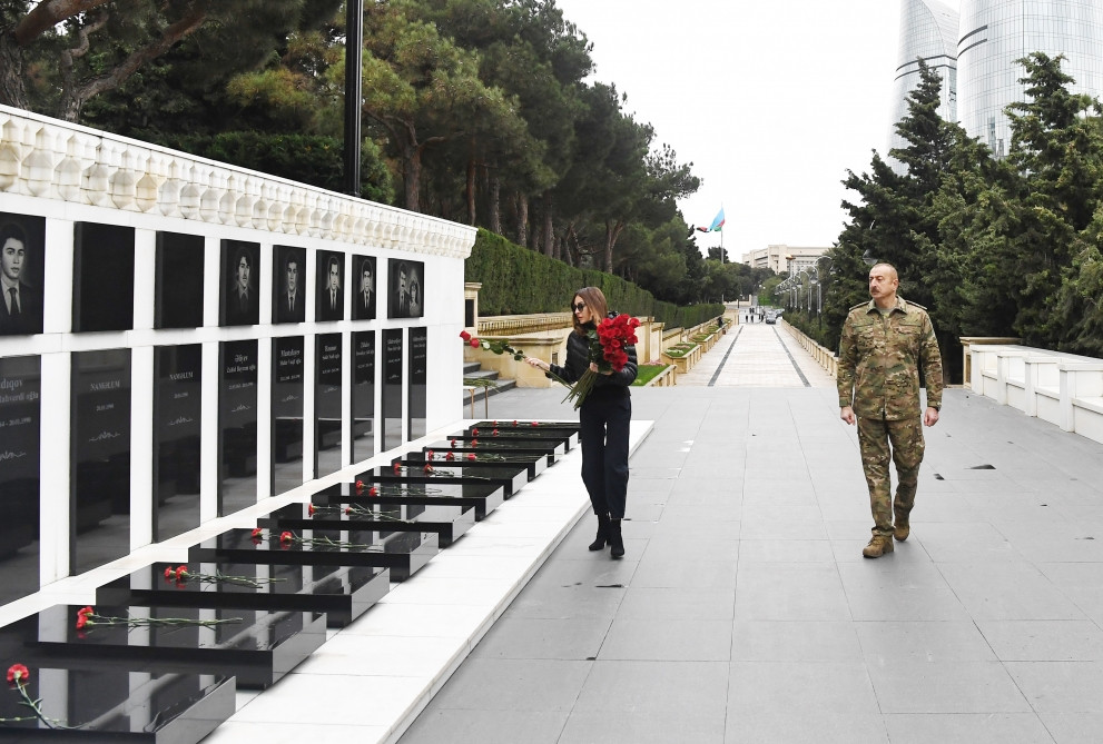 News about - President Ilham Aliyev and first lady Mehriban Aliyeva visit Alley of Honors and Alley of Martyrs
