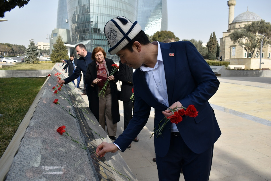 News about - TURKPA meeting participants visit Alley of Martyrs in Baku