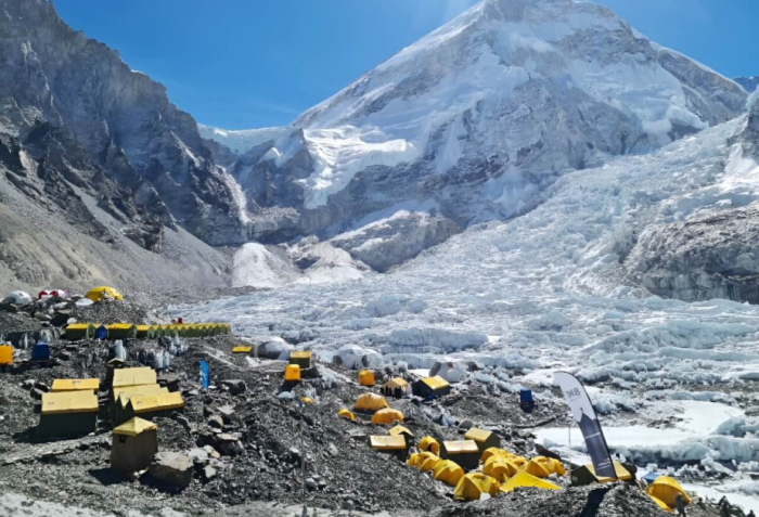 Nepal court orders limit on Everest climbing permits 