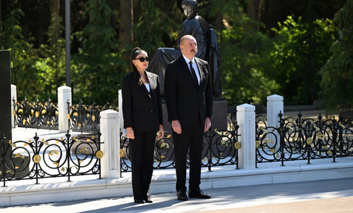  Azerbaijani president and first lady visit tomb of National Leader Heydar Aliyev 