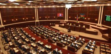 Azerbaijani MPs hold moment of silence for late Iranian president 