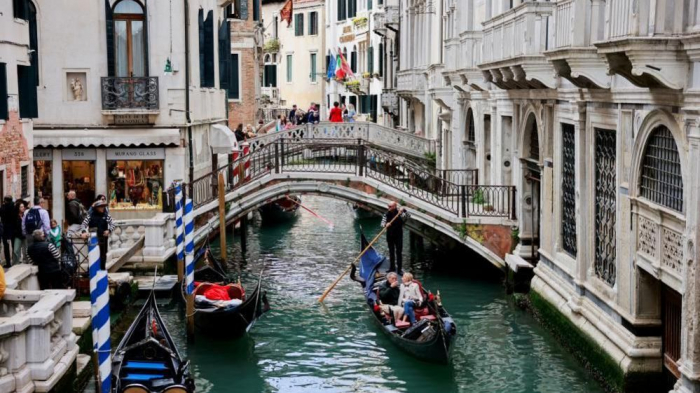 Venice bans large tourist groups and loudspeakers 