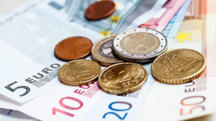 Euro slides to one-month low amid political uncertainty 