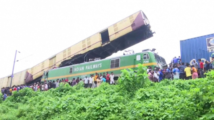 Train collision kills at least eight in eastern India - VIDEO
