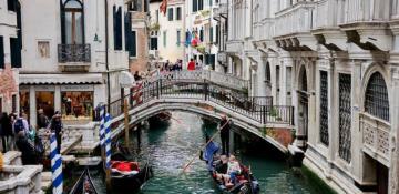 Venice bans large tourist groups and loudspeakers 