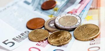 Euro slides to one-month low amid political uncertainty 