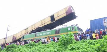 Train collision kills at least eight in eastern India - VIDEO