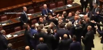 Lawmaker injured as brawl erupts in Italian parliament – VIDEO 
