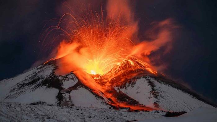 Mount Etna volcanic eruption forces closure of Catania int'l airport