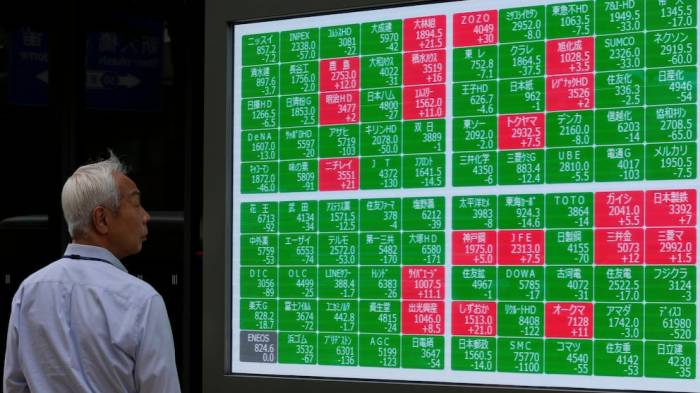 Asian stocks fluctuate, yen hits seven-week high 