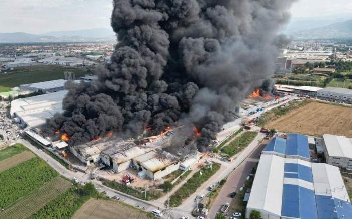 Two factories catch fire in northwest Türkiye –  VIDEO 