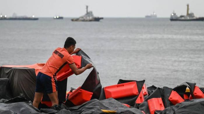 Philippines to set up floating barriers to contain oil spill