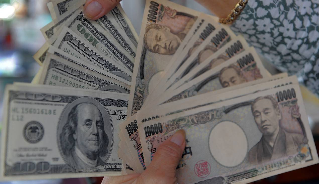 Yen hits four-week high against US dollar 