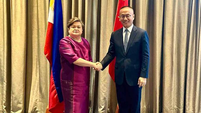 Philippines, China agree to de-escalate tensions over South China Sea 