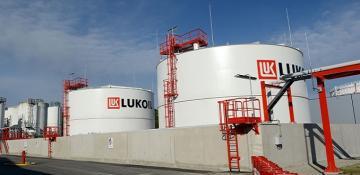 Fitch: Ukraine sanctions on Russia’s Lukoil pose risk to refineries in Hungary, Slovakia