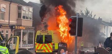 Dozens of UK police officers injured in clashes after killing of three girls –  VIDEO 