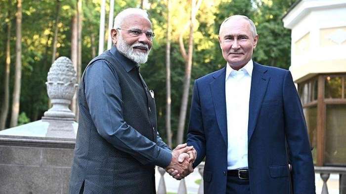 Putin meets Indian leader in Moscow