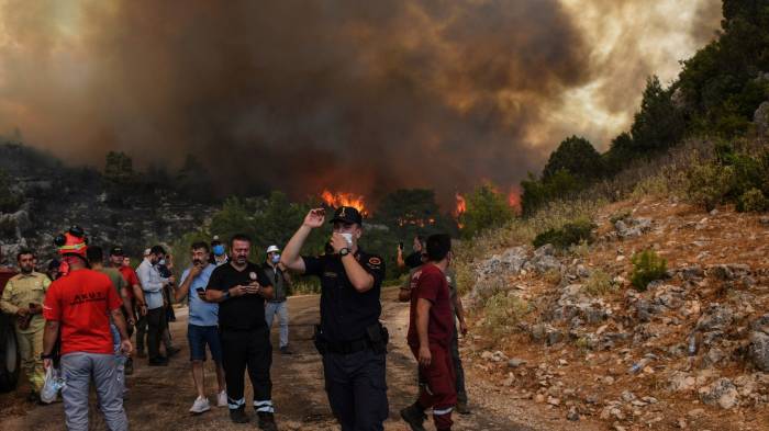 Thousands being evacuated as wildfires continue to blaze in western Turkey 