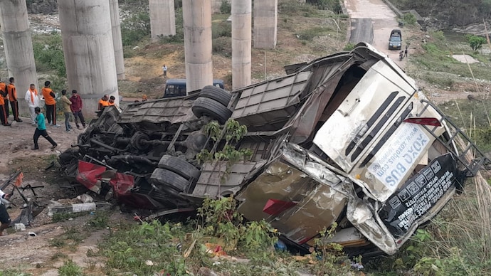 10 dead, 37 injured in north India road accident 