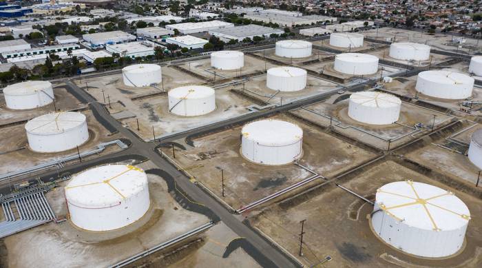 US crude oil inventories drop, production rises 