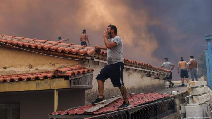 Greece: One dead as wildfires threaten Athens 