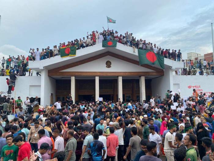 Bangladesh military chief announces transitional gov’t as premier escapes country