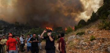 Thousands being evacuated as wildfires continue to blaze in western Turkey 