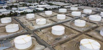 US crude oil inventories drop, production rises 