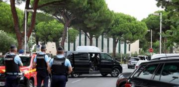 Explosion outside synagogue in France injures police officer 