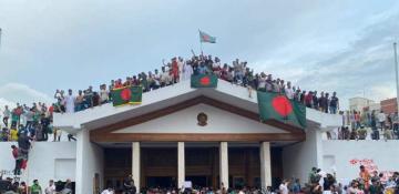 Bangladesh military chief announces transitional gov’t as premier escapes country