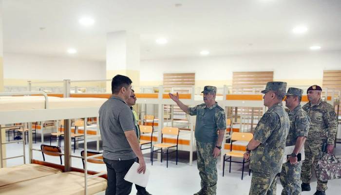 Azerbaijani defense minister oversees conditions for troops at border units