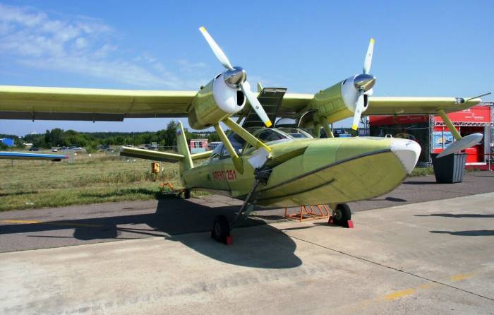 Amphibious aircraft crashes in Russia, killing two pilots