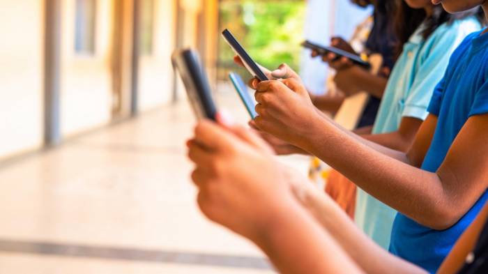 Australia eyes banning children from social media