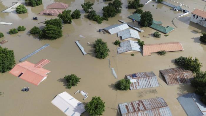 Nigeria floods claim 30 lives and displace 400,000 