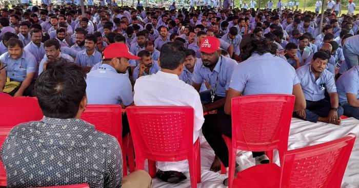 India detains over 100 striking Samsung workers for planning march