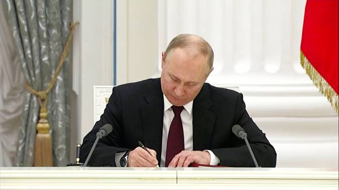 Russia’s Putin signs decree to expand armed forces 