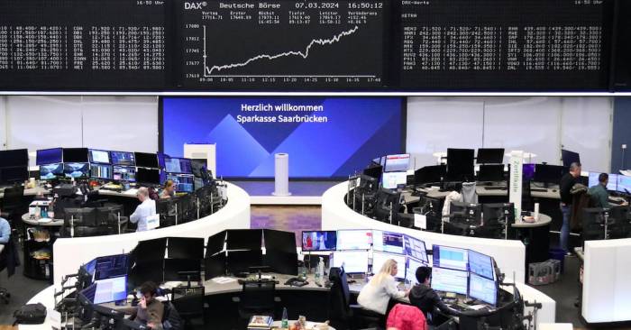 European stocks rise ahead of key US economic data