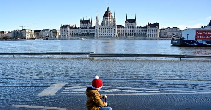 River Danube overflows its banks in Budapest as water levels reach decade-high -  VIDEO 