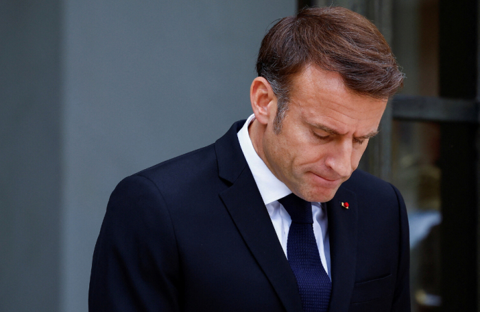  Macron loses support and power 