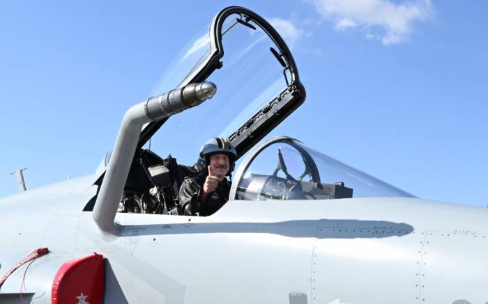 JF-17C multirole aircraft presented to Azerbaijani president 