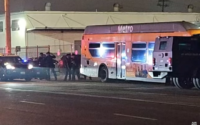 Gunman hijacks bus and takes passengers hostage in Los Angeles  -PHOTO -VIDEO 