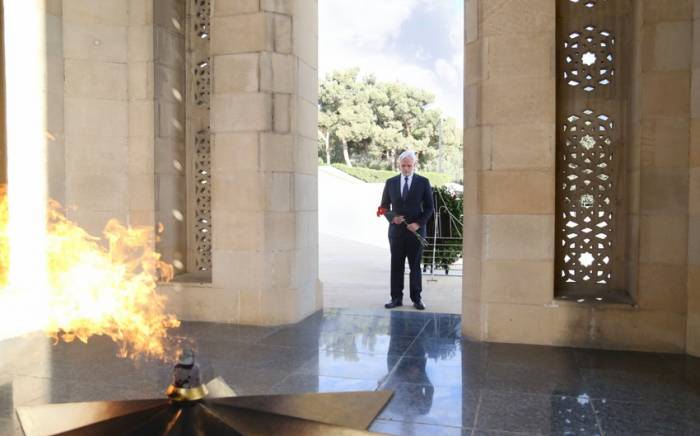 US envoy pays respect to Azerbaijani martyrs
